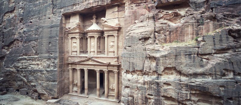 alter Fiskus in Petra Jordan gesehen vom Siq Ansicht von der Oberseite Hauptanziehungskraft der verlorenen Stadt von PETRA in Jor stockbild alter Fiskus in Petra Jordan gesehen vom Siq Ansicht von der Oberseite Hauptanziehungskraft der verlorenen Stadt von PETRA in Jor stockbild
