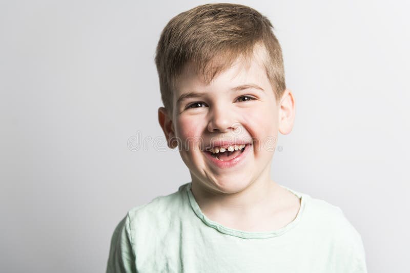 Alter Fünfjahresjunge, der über weißem Studiohintergrund aufwirft lizenzfreies stockbild