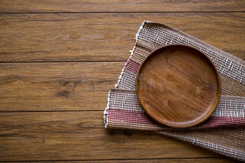 Alter Holztisch mit leerer Platte auf einem Holztisch und einem copyspac stockfotos