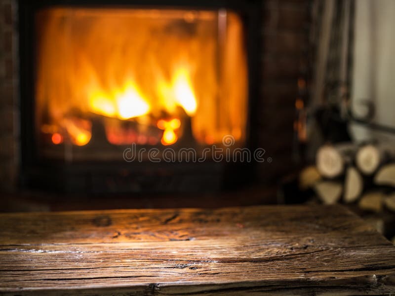 Alter Holztisch und Kamin mit warmem Feuer stockfotos Alter Holztisch und Kamin mit warmem Feuer stockfotos