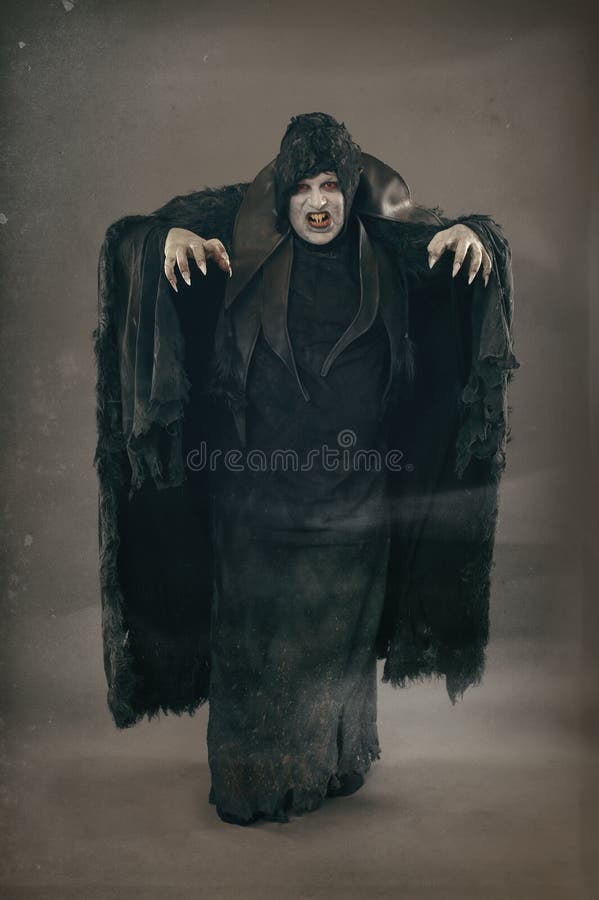 Alter Horrormutantvampir mit großen furchtsamen Nägeln Mittelalterliches f lizenzfreie stockfotos Alter Horrormutantvampir mit großen furchtsamen Nägeln Mittelalterliches f lizenzfreie stockfotos