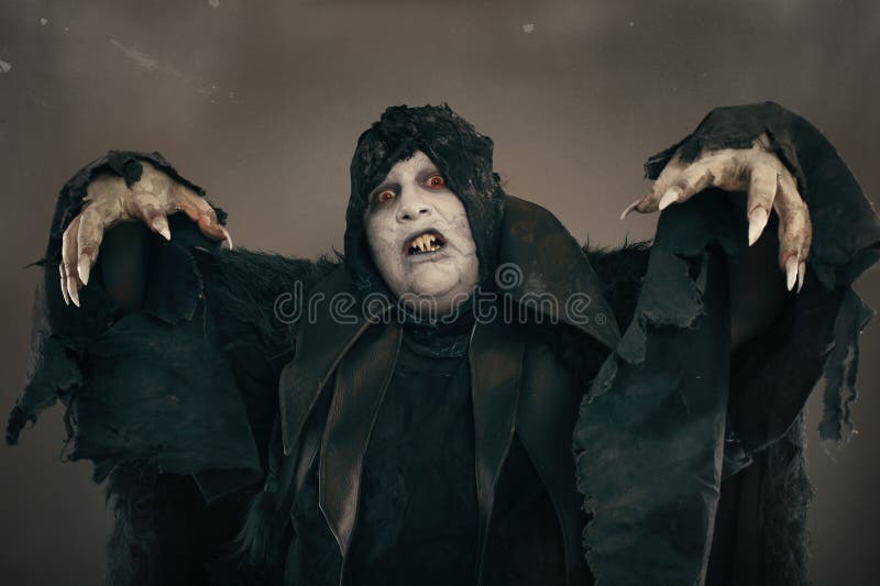 Alter Horrormutantvampir mit großen furchtsamen Nägeln Mittelalterliches f stockbild Alter Horrormutantvampir mit großen furchtsamen Nägeln Mittelalterliches f stockbild