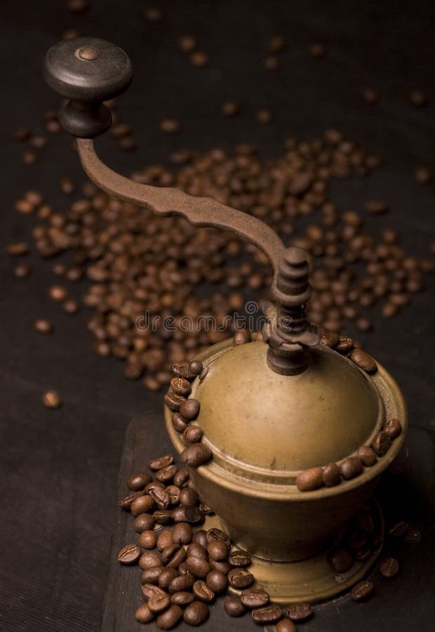 Alter Kaffeeschleifer und Kaffeestartwerte für zufallsgenerator lizenzfreies stockfoto Alter Kaffeeschleifer und Kaffeestartwerte für zufallsgenerator lizenzfreies stockfoto