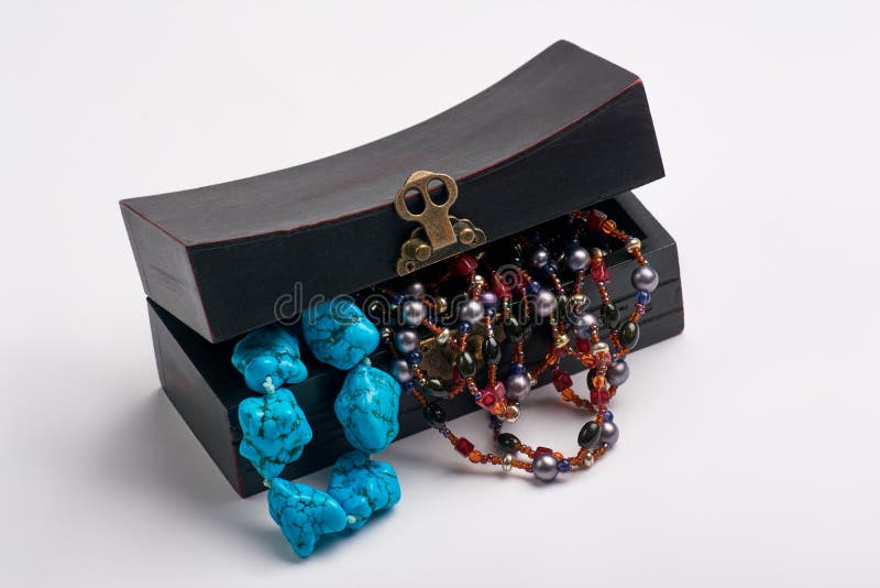 Alter Kasten des Schmucks und blaue Perlenhalskette stockbilder Alter Kasten des Schmucks und blaue Perlenhalskette stockbilder
