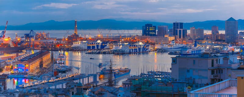 Alter Leuchtturm im Hafen von Genua nachts, Italien lizenzfreie stockfotografie Alter Leuchtturm im Hafen von Genua nachts, Italien lizenzfreie stockfotografie