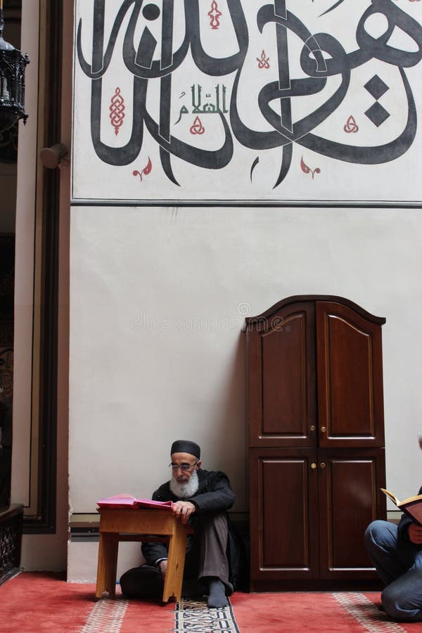 Alter Mann, der den Quran liest lizenzfreie stockfotografie Alter Mann, der den Quran liest lizenzfreie stockfotografie