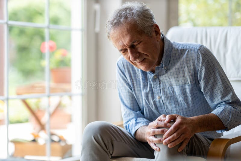 Alter Mann mit den Knieschmerz