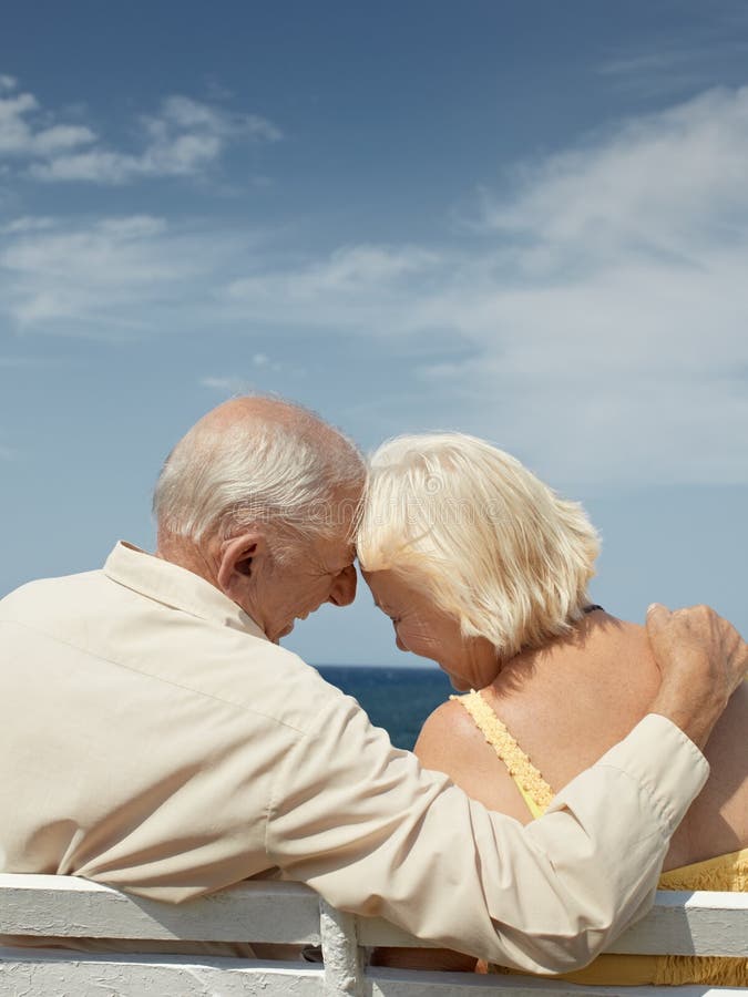 Alter Mann und Frau auf Bank in dem Meer stockbilder Alter Mann und Frau auf Bank in dem Meer stockbilder