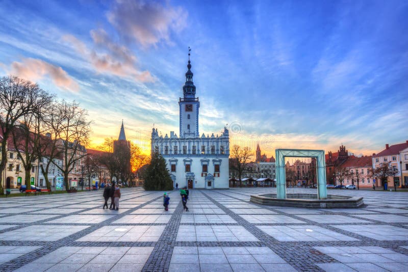 Alter Marktplatz mit historischem Rathaus in Chelmno stockbilder Alter Marktplatz mit historischem Rathaus in Chelmno stockbilder
