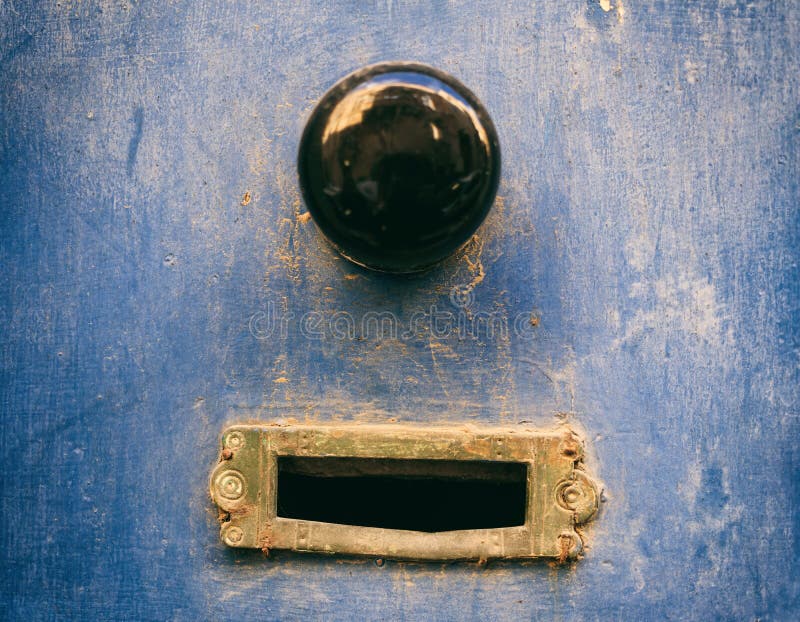 Alter MessingpostBriefkasten und schwarzer Griff auf einem Blau malten Haustür stockbilder Alter MessingpostBriefkasten und schwarzer Griff auf einem Blau malten Haustür stockbilder