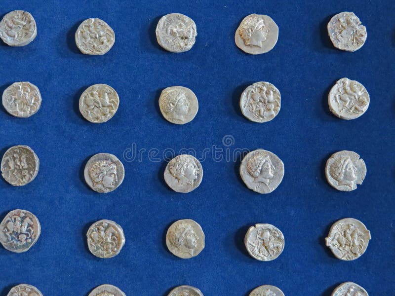 Alter Münzenschatz Gestempeltes silbernes rundes Geld lizenzfreies stockfoto Alter Münzenschatz Gestempeltes silbernes rundes Geld lizenzfreies stockfoto
