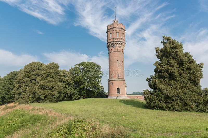 Alter niederländischer Wasserturm in der ländlichen Landschaft lizenzfreie stockbilder Alter niederländischer Wasserturm in der ländlichen Landschaft lizenzfreie stockbilder