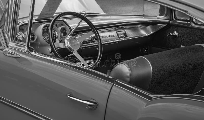 Alter Oldtimer mit Lenkrad und Cockpit. Retrostil eines alten Autoradios im klassischen Auto lizenzfreie stockfotografie