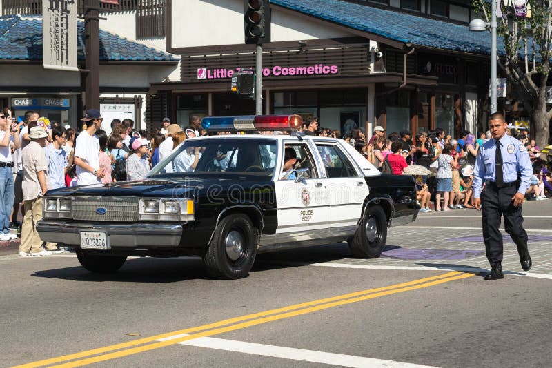 Alter Polizeiwagen 73. jährliche an der Nisei-Wochen-großartigen Parade lizenzfreies stockbild Alter Polizeiwagen 73. jährliche an der Nisei-Wochen-großartigen Parade lizenzfreies stockbild