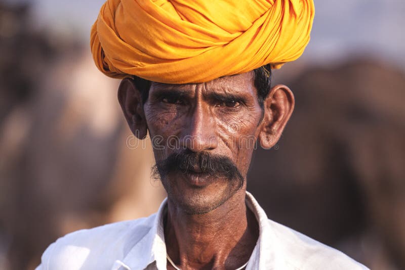 Alter Rajasthani-Mann mit einem gelben Turban lizenzfreie stockbilder Alter Rajasthani-Mann mit einem gelben Turban lizenzfreie stockbilder