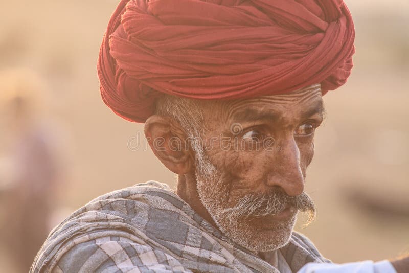 Alter Rajasthani-Mann mit einem roten Turban stockbilder Alter Rajasthani-Mann mit einem roten Turban stockbilder