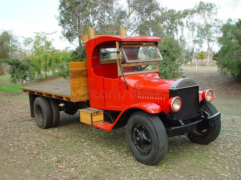 ALTER ROTER LKW lizenzfreie stockbilder ALTER ROTER LKW lizenzfreie stockbilder