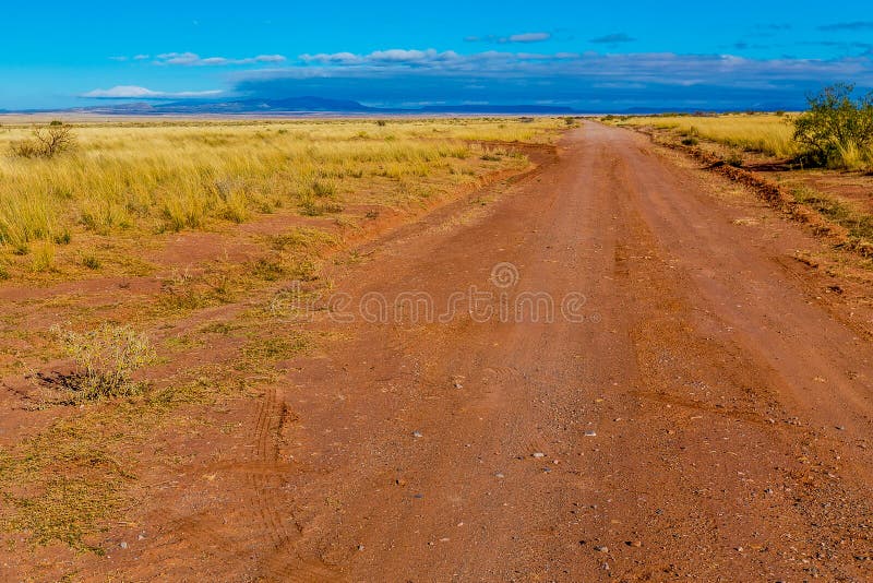 Alter Schotterweg, der zum Nirgendwo im New Mexiko vorangeht lizenzfreie stockfotos Alter Schotterweg, der zum Nirgendwo im New Mexiko vorangeht lizenzfreie stockfotos