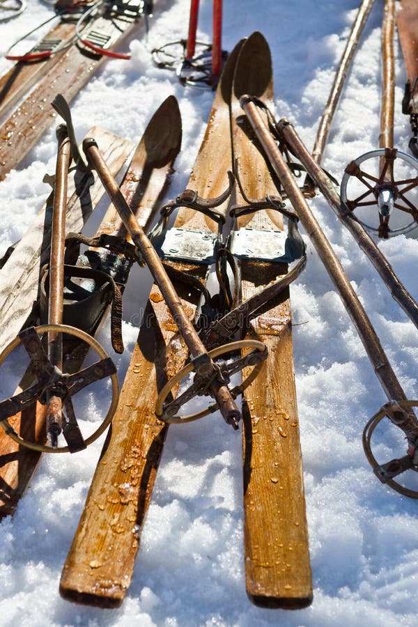 Old ski. Старинные лыжи. Лыжи старые деревянные. Лыжник старинный. Старые советские деревянные лыжи.