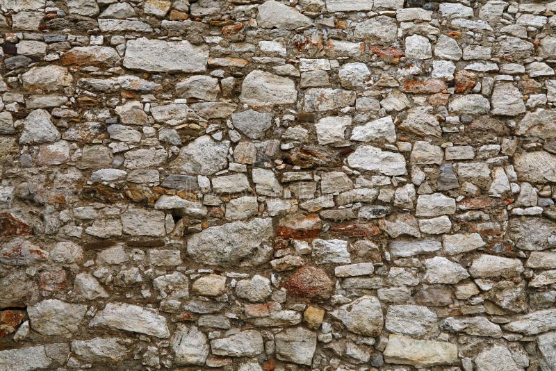 Alter Stein überlagerte Wand der Festung oder des Schlosses stockfoto Alter Stein überlagerte Wand der Festung oder des Schlosses stockfoto