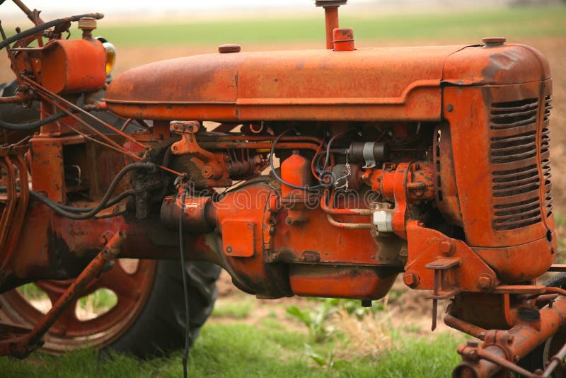 Alter Traktor auf dem Bauernhof lizenzfreie stockfotografie Alter Traktor auf dem Bauernhof lizenzfreie stockfotografie