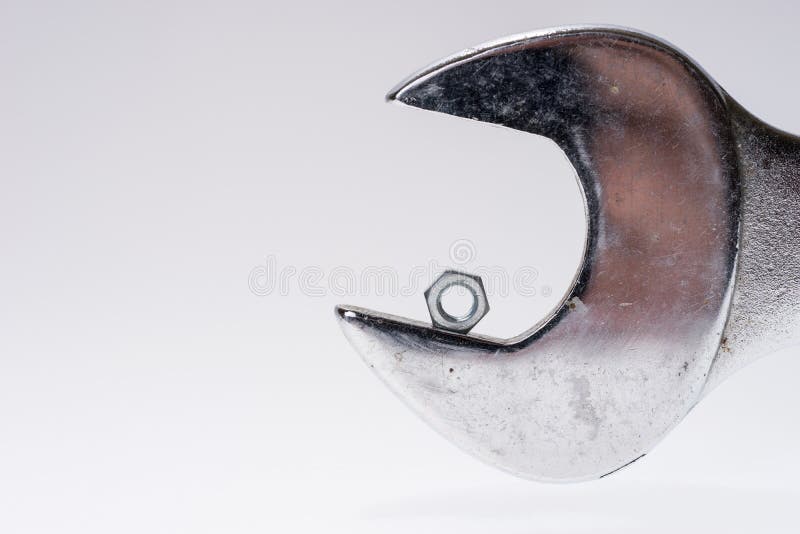 Alter Universalschraubenschlüssel und wenig Bolzenmutter stockfotografie Alter Universalschraubenschlüssel und wenig Bolzenmutter stockfotografie