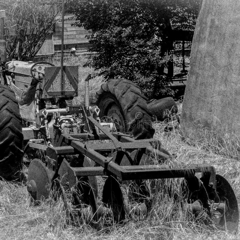 Alter verlassener Traktor auf Bauernhof lizenzfreie stockbilder Alter verlassener Traktor auf Bauernhof lizenzfreie stockbilder