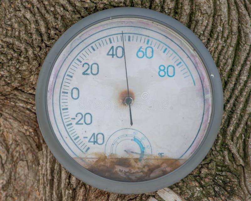 Alter verwitterter Thermometer draußen und gab zu einem Baum - ungefähr 45 Grad heraus bekannt lizenzfreie stockbilder Alter verwitterter Thermometer draußen und gab zu einem Baum - ungefähr 45 Grad heraus bekannt lizenzfreie stockbilder