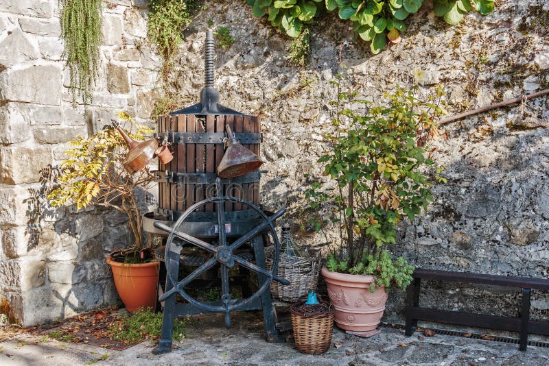 Alter Wein drücken das Yard ein lizenzfreie stockfotografie Alter Wein drücken das Yard ein lizenzfreie stockfotografie