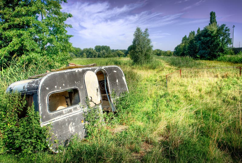 Alter Wohnwagen in Der Landschaft Stockfoto Bild von nave, hoch 5990458