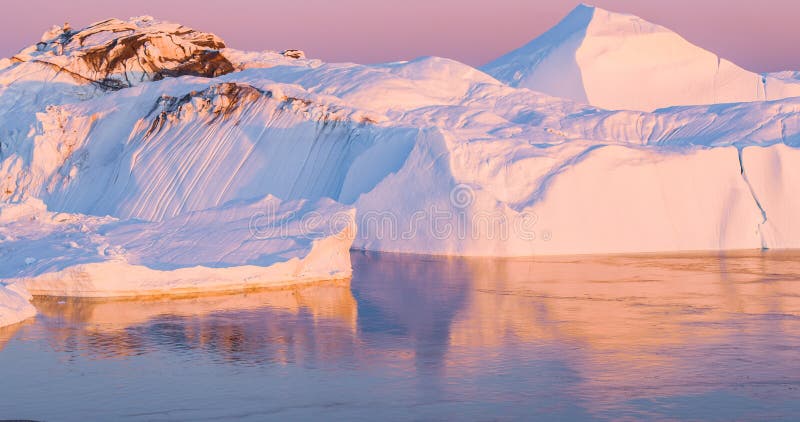 Alterações climáticas e aquecimento global - iceberg da geleira de derretimento em Gronelândia