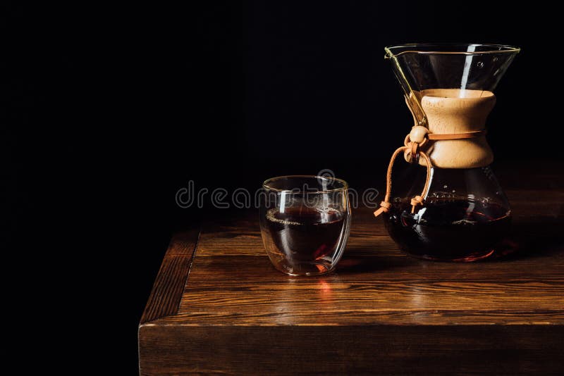 alternatieve koffie in chemex en glasmok op houten lijst royalty-vrije stock afbeeldingen alternatieve koffie in chemex en glasmok op houten lijst royalty-vrije stock afbeeldingen