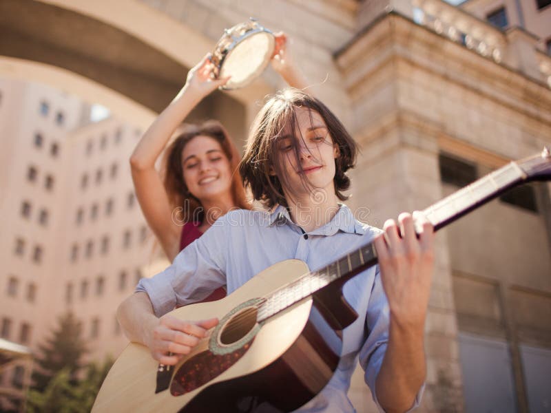 Alternativ indie musik för gataaktör fotografering för bildbyråer Alternativ indie musik för gataaktör fotografering för bildbyråer