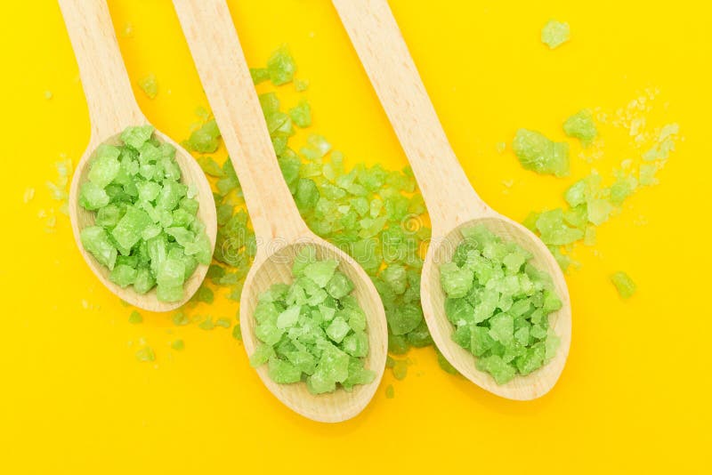 Alternatives Gesundheitswesenkonzept Gr?nes Salz in drei h?lzernen L?ffeln auf einem gelben Hintergrund Beschneidungspfad eingesc lizenzfreies stockbild Alternatives Gesundheitswesenkonzept Gr?nes Salz in drei h?lzernen L?ffeln auf einem gelben Hintergrund Beschneidungspfad eingesc lizenzfreies stockbild