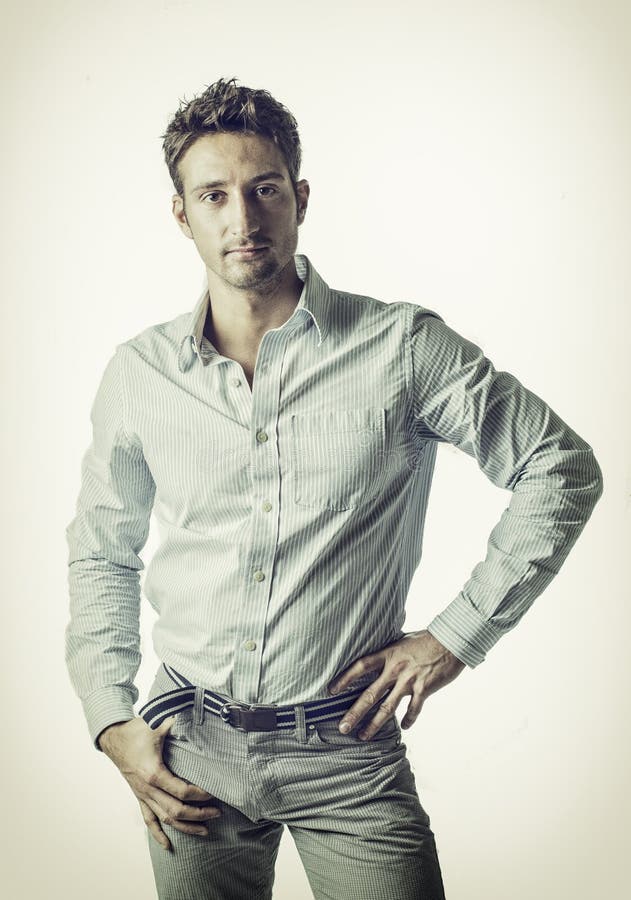 Alternatives junges tragendes Hemd des Geschäftsmannes und zerrissene Jeans stockbild Alternatives junges tragendes Hemd des Geschäftsmannes und zerrissene Jeans stockbild