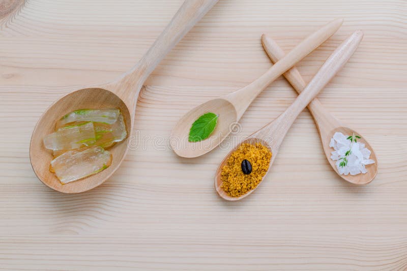 Alternativt hudomsorg och hemlagat skurar aloe vera och det salta havet royaltyfria foton Alternativt hudomsorg och hemlagat skurar aloe vera och det salta havet royaltyfria foton