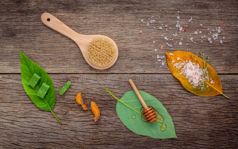 Alternativt hudomsorg och hemlagat skurar med naturligt ingredien arkivbilder Alternativt hudomsorg och hemlagat skurar med naturligt ingredien arkivbilder