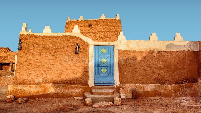 Altes arabisches Haus mit Tür und antiken Laternen - traditionelle arabische Schlamm-Architektur - Teil eines alten Fort â€ „Haus