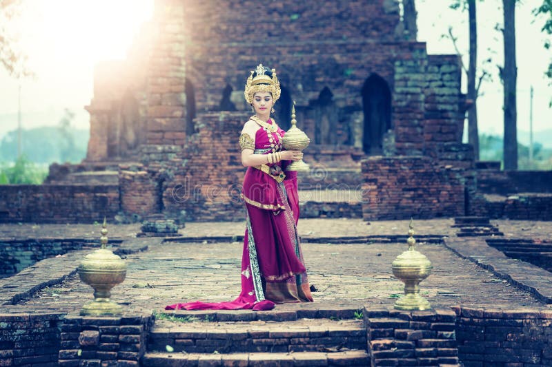 Altes asiatisches Frauenabnutzung traditionnel thailändisches Kleid, Thailand-Art stockbild Altes asiatisches Frauenabnutzung traditionnel thailändisches Kleid, Thailand-Art stockbild