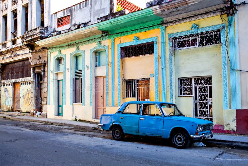 Altes Auto in den Straßen von altem Havana, Kuba stockfoto Altes Auto in den Straßen von altem Havana, Kuba stockfoto