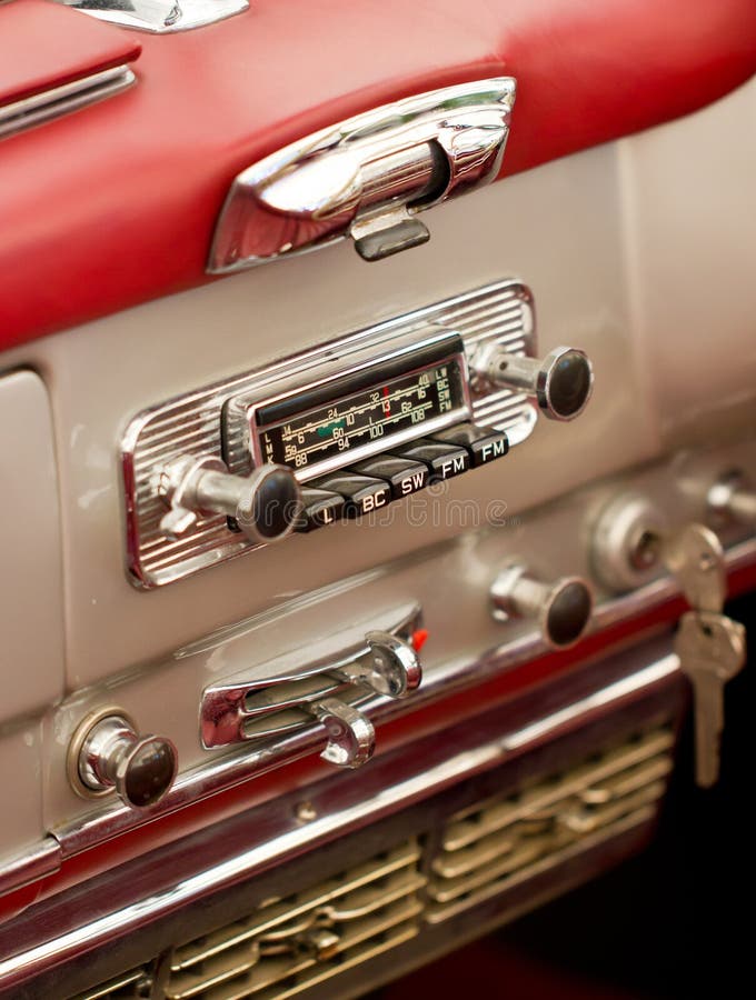 Altes Autoradio in einem Oldtimer. lizenzfreie stockfotos Altes Autoradio in einem Oldtimer. lizenzfreie stockfotos