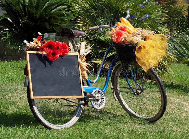 Altes Blaues Fahrrad, Geschmückt Mit Blumen, Wenn Eine ...