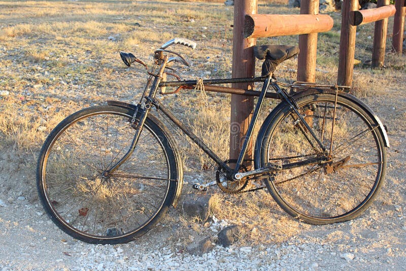 Altes Fahrrad, Das Am Bretterzaun Sich Lehnt Stockbild