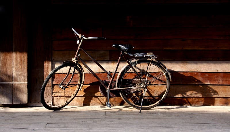 Altes Fahrrad Am Warmen Licht Des Frühen Stockbild