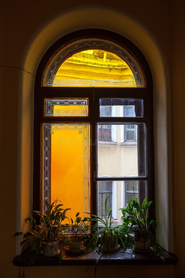 Altes Fenster Im Treppenhausschacht Mit Buntglas Stockfoto