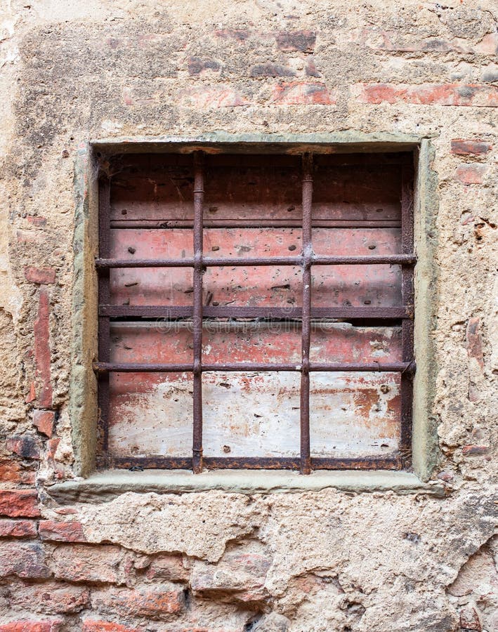 Altes Fenster Mit Eisengittern Stockbild Bild von schloß