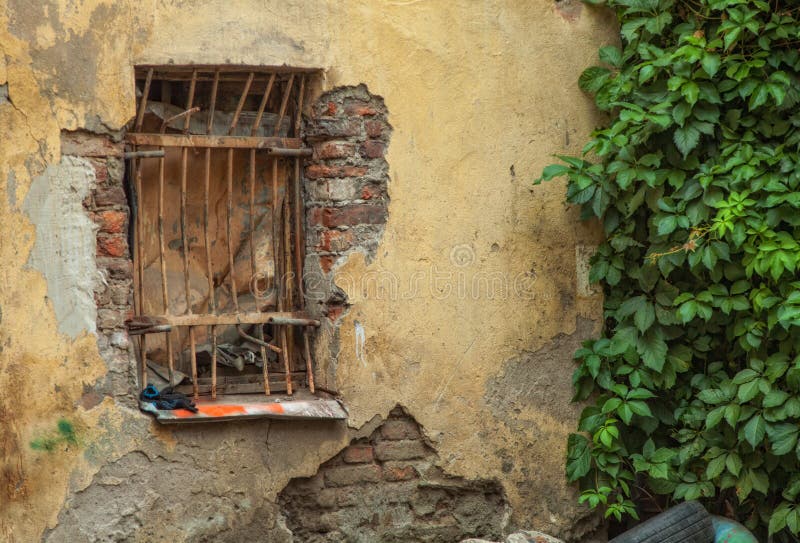 Altes Fenster Mit Metallrasterfeld Stockfoto Bild von