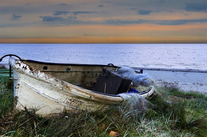 Altes Fischerboot Vor Sonnenaufgang, Ostsee Stockfoto Bild von küsten
