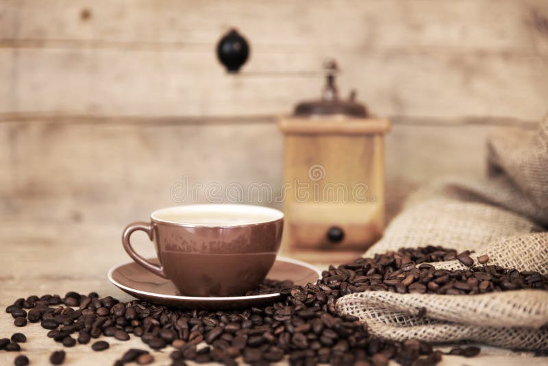 Altes gealtertes Stillleben auf Kaffeebohnen, Schale und Kaffeemühle stockbild Altes gealtertes Stillleben auf Kaffeebohnen, Schale und Kaffeemühle stockbild