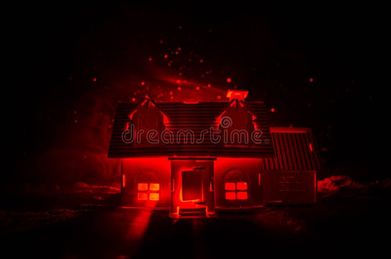 Altes Haus mit einem Geist in der mondbeschienen Nacht oder verlassenes frequentiertes Horror-Haus im Nebel, altes mystisches Lan lizenzfreie stockfotografie Altes Haus mit einem Geist in der mondbeschienen Nacht oder verlassenes frequentiertes Horror-Haus im Nebel, altes mystisches Lan lizenzfreie stockfotografie